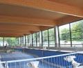 Bild: Gabi Schönberger
Die Fliesen in der Schwimmhalle der Realschule sind verlegt. Imposant ist auch die neue Holzdecke.