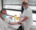 Bild: Kliniken Nordoberpfalz/exb 
Freiwillige vor: Stefan Hofmeister lässt sich im Klinikum Weiden von Kollegin Petra Meissner Blut abnehmen.