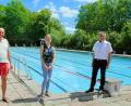 Bild: bsc
Kurz vor der Eröffnung stattete Bürgermeister Oskar Schuster (rechts) dem Freibad einen Besuch ab. Bademeister Walter Etterer und Leonie Kaßeckert (von links), die ehrenamtlich im Freibadkiosk die erste Schicht übernommen hatte, wünschte er viel Erfolg.