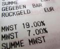 Bild: Oliver Berg/dpa
Sechs Monate lang weniger Mehrwertsteuer soll die Deutschen kauflustiger machen - so der Plan der Bundesregierung. Für den Einzelhandel bedeutet das aber zunächst eine Menge Arbeit.