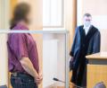 Bild: Armin Weigel/dpa
Der Angeklagte (links) steht mit Mundschutz im Verhandlungssaal des Landgerichts Regensburg.
