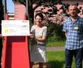 Bild: Bayernwerk AG/exb
Spendenübergabe am Klinikum Amberg: Die Flika-Vorsitzende Margit Meier (Mitte) und Kassier Oskar Schmidt (rechts) mit Bayernwerksmitarbeiter Lothar Haberzeth (links)