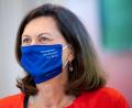 Bild: Sven Hoppe/dpa
Ilse Aigner (CSU), Präsidentin bayerischer Landtag, trägt im Landtag einen Mundschutz mit der Aufschrift «Demokratie - Mit Abstand das Beste».