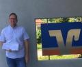 Bild: gz
Dritter Bürgermeister Bernd Reil präsentiert die Unterschriften, die er den Vertretern der Raiffeisenbank übergibt.