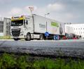 Bild: David Inderlied/dpa
Noch am Mittwoch vor einer Woche verließen Lastwagen das Werksgelände von Tönnies in Rheda-Wiedenbrück. Wegen des Corona-Ausbruchs ist der Schlachtbetrieb inzwischen gestoppt worden.