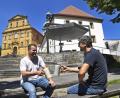 Bild: Petra Hartl
Matthias Schatz (links) stoßt gerne mit seinen Mitmenschen an. Gerade deshalb hätte sich der neue Mesner in diesem Jahr auf das Bergfest gefreut.
