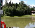 Bild: wro
An mehreren Stellen des Freizeitgeländes Waldbadeweiher mahnen Hinweisschilder, dass Hunde an der Leine zu führen sind und nicht ins Wasser dürfen. CSU-Marktrat Markus Troesch sah sich veranlasst, in der Gemeinderatssitzung noch einmal darauf hinzuweisen.