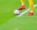 Bild: Uwe Anspach/dpa/Symbolbild
Ein Spieler kickt einen Fußball.