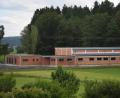 Bild: fz
Blick vom Gleitsbachtal auf die Rückseite des Feuerwehrhauses. Links davon (grünes Band) verläuft der Gleitsbach, der renaturiert werden soll.