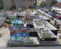 Bild: usc
Das Bauprojekt Eglseer Straße 47. Im vorderen Bereich des Grundstücks lässt sich bereits das Kellergeschoss vom Haus A erkennen. Bei den beiden dahinter liegenden Gebäuden (Haus B und Haus C) werden aktuell Maurerarbeiten ausgeführt.