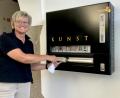 Bild: stg
Bibliotheksleiterin Sabine Guhl probierte als eine der ersten den "Kunstautomaten" aus