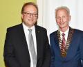 Bild: no
Norbert Scholz (links) übergibt die Kette des Präsidenten im Rotary-Club Auerbach an seinen Nachfolger Christian Wiegard