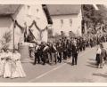 Archivbild: mmj
Ein Blick in die Chronik: Unser Bild zeigt die Festdamen und Mitglieder der Feuerwehr beim Festzug zum 80-jährigen Gründungsfest.