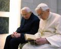 Bild: ANSA/OSSERVATORE ROMANO/HO/dpa
Der damalige Papst Benedikt XVI. (rechts) ist im Vatikan beim Gebet mit seinem Bruder Georg Ratzinger. Der frühere Regensburger Domkapellmeister, Leiter der Regensburger Domspatzen, und Bruder des emeritierten Papstes ist gestorben.