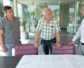 Bild: do
Fertigungsleiter Silvio Wartha und Firmenchef Alfons Meierhöfer (von links) erläutern beim Antrittsbesuch von Bürgermeister Marcus Gradl bei der Firma Elma die Neubau-Pläne des Unternehmens.
