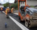 Bild: pop
Auch die Gehwege und Mehrzweckstreifen wurden mit der Tragschicht asphaltiert. Insgesamt läuft die Sanierung der Harschhofer Straße sehr gut.