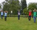 Bild: Kunz
Der Sonnengruß ist auch eine Yoga-Übung. Vorgeführt wird sie von (von links) Martina Beierl, Hildegard Müller, Oberbürgermeister Jens Meyer, Andreas Baierl und Thomas Huber.