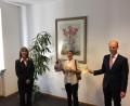 Bild: Sparkasse Oberpfalz Nord/exb
10.000 Euro hat Elisabeth Wodniok (Mitte) beim PS-Sparen der Sparkassen gewonnen. Bei der symbolischen Geldübergabe in der Mitterteicher Geschäftsstelle mit dabei waren Filialbereichsleiter Thomas Böhm und Kundenberaterin Christine Brückner.