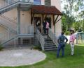Bild: sne
Die Grafenwöhrer Stadtratsmitglieder besichtigen die drei Kindertagesstätten im Stadtgebiet. Dabei nehmen die Lokalpolitiker die neue Feuertreppe des Kindergartens St. Josefs in Augenschein.