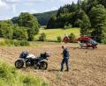 Bild: dmra
Auf diesem Acker bei Ransbach kam der Motorradfahrer nach mehreren Überschlägen schwer verletzt zum Liegen. Der 71-Jährige war zuvor laut Polizeiangaben aus Unachtsamkeit aufs Bankett geraten.