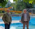 Bild: twi
Die Vorsitzenden des Zweckverbandes Freizeit- und Erholungszentrum Perschen, die Bürgermeister Frank Zeitler und Richard Tischler, sowie Bademeister Hubert Horn (von links) eröffnen die Saison.