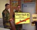 Bild: bnr
Ein Ortsschild der Patengemeinde soll auch in Litauen an Gleiritsch erinnern. Bürgermeister Josef Pretzl übergab das Ortsschild an den Kompaniefeldwebel Bernd Orglmeister und den stellvertretenden Kompaniechef Emanuel Brachmanski.
