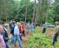 Bild: stg
Stadtförster Klaus Ferber und Forstdirektor Dirk Lüder (von rechts) erläuterten den Mitgliedern des Bau- und Forstausschusses, was es mit dem „Zukunftswald“ auf sich hat.