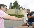 Bild: Petra Hartl
Das Bergfest darf nicht ausfallen: Die Amberger Zeitung spricht jeden Tag mit einem anderen Bergfest-Kenner über seinen speziellen Bezug zur größten Marienwallfahrt der Oberpfalz. Im Bild Festwirt Volker Seidl (rechts) mit AZ-Deskchef Uli Piehler.