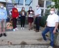 Bild: rn
Im Beisein von stellvertretendem Schulleiter Bernhard Miedl übergaben Walter Schnoy und Annegret Kennel an die Absolventen Annalena Walter (10c), Andre Andrigo und Luis Lottes (beide 10d) Mund- und Nasenmasken mit dem Schriftzug ihrer Schule.