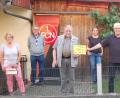 Bild: grm
Die Pfarrei Michldorf startet an diesem Wochenende eine Spendenaktion für Pater Danko in Ruanda zur Unterstützung für die derzeit dort herrschende Notsituation. Der FCN-Fanclub Irchenrieth geht mit gutem Beispiel voran und unterstützt die Aktion mit einem Betrag von 1.000 Euro, die Vorsitzender Josef Ram mit seiner Vorstandschaft an Pfarrer Alfons Forster übergab.