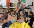 Bild: mab
Auch in Corona- Zeiten erhalten die Schülerinnen und Schüler der Ganztagsklassen ein Zusatzangebot bis 13 Uhr, wie hier im Bild bei der Ausbildung der Schulsanitäter durch den Ausbildungsleiter der Johanniter, Helmut Kramer.