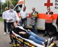 Bild: hcz
BRK-Kreisverbands-Mitarbeiterin Lisa Eschenbacher mimt eine nicht mehr atmende Patientin. Prof. Bernhard Graf demonstriert die Intubation mittels des Video-Laryngoskops.