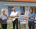 Bild: bph
Die Vorstandsmitglieder der Landvolkbewegung Brudersdorf-Diendorf, Maria Breitschaft (Zweite von links) und Resi Dotzler (links), überreichten den Erlös aus der Masken-Verkaufsaktion im Beisein des Vorsitzenden der Kirchenverwaltung, Pfarrer Hannes Lorenz (Zweiter von rechts) an die Leiterin des Kindergarten St. Marien, Silke Pfab (rechts).