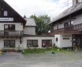 Bild: bkr
Der neue Namen steht bereits am Bettenbau (rechts) und wird auch noch das traditionelle Wirtshausschild ergänzen.