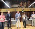 Bild: cs
Den neuen Jahresband des Arbeitskreises für Flur- und Kleindenkmalforschung in der Oberpfalz stellen vor (von links): Manuela Pappenberger (AFO), Reinhold Böhm, der zur Illustration beigetragen hat, Bürgermeister Joachim Neuß, die Autorin der Beiträge aus dem Raum Auerbach, Leonore Böhm, Buchhändler Eckhard Bodner und Bernhard Frahsek (AFO) im Sitzungssaal des Auerbacher Rathauses vor.