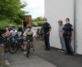 Bild: fpoz
Die Jungen und Mädchen konnten es kaum erwarten, den Parcours mit den Fahrrädern sicher abzufahren. Mit im Bild (von links) Polizeioberkommissar Carsten Landgraf, Lehrerin Maria Fritsch, Polizeihauptmeisterin Ramona Weiß und Schulrätin Martina Puff.