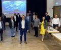 Bild: exb
Dien Kreistagsmitglieder von CSU und Liste Zukunft und der Landrat vor einem Bild des Planentwurfs zum Neubau der Realschule in Kemnath.