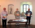 Bild: stg
Heimatforscher Harald Fähnrich (Zweiter von links) stellte in der Burg sein neues Buch vor. Das Bild zeigt ihn mit dem früheren Bürgermeister Herbert Bauer, Verleger Eckhard Bodner und Druckerei-Chef Nils Wittmann (von links).