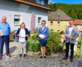 Bild: bsc
An Stelle persönlicher Geschenke wünschte sich Gottfried Härtl (links) zu seinem 60. Geburtstag kleine Spenden. Nun überreichte er 3000 Euro an soziale Einrichtungen. 
Bürgermeister Oskar Schuster, Adelheid von Gemmingen-Hornberg als Diözesanleiterin der Malteser und Monika Selch vom Verein Stiftland-Sternenkinder (von rechts) freuten sich über den nicht erwarteten Geldsegen.