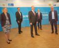 Bild: gib
Es gibt Hilfsprogramme, sie müssen aber auch angenommen werden. Das war die Botschaft der Veranstaltung mit (von links) Sabine Jarothe (Bayerisches Wirtschaftsministerium), Rainer Seßner (Bayern Innovativ), Bayerns Wirtschaftsminister Hubert Aiwanger, Hans Peter Göttler (LfA-Förderbank Bayern), Arbeitgebervertreter Bertram Brossardt und Klaus Beier (Agentur für Arbeit).