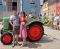 Bild: jma
Natürlich durfte vor dem Rathaus auf dem Hochzeitsfoto auch ein Oldtimer Traktor nicht fehlen