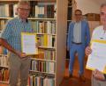 Bild: jr
Hermann Müller (links) ist der neue Archivpfleger der Stadt Waldsassen, sein Stellvertreter ist Alexander Riedl (rechts). Bürgermeister Bernd Sommer überreichte ihnen die Bestellungsurkunden.