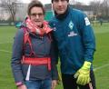 Bild: Isabell Rokitte
Isabell Rokitte (links) mit dem früheren Werder-Torwart Jaroslav Drobny nach einer Trainingseinheit beim Bundesligisten. Die Oberpfälzer Torwarttrainerin hospitierte auch schon in Gladbach und Hoffenheim.