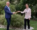 Bild: exb
Robert Würschinger übergibt den Staffelstab beim Rotary-Club Weiden Max-Reger an Anja Waertel.