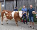 Bild: fz
Dr. Thomas Nübler überreicht den Ehrenpreis des Rinderzuchtverbands Oberpfalz an den jungen Englershofer Landwirt Christoph Würth. . Lehrer Gerhard Schwarz gratuliert dem Absolventen Würth sowie seiner Mutter Angelika zum Erfolg. Der junge Landwirt holt zur Preisverleihung sein Studienobjekt Kuh "Alma" aus dem Stall.