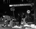 Bild: Frank Leonhardt/dpa
Nach dem Anchlag am 26. September 1980 wird ein Sarg vom verwüsteten Tatort auf dem Oktoberfest getragen.
