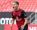 Bild: Daniel Karmann/dpa
Da kann man seine Erleichterung schon mal laut in die Welt hinaus schreien: Gleich zweimal hat der junge Fabian Nürnberger gegen den FC Ingolstadt getroffen. Es sind seine beiden ersten Profitore.