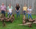 Bild: rha
Zwei alte Gras -und Getreidemäher aus Wickenricht sind künftig im Oberpfälzer Freilandmuseum Neusath-Perschen zu bewundern (von links): Hermann und Claudia Held mit ihren Töchtern Anna, Marie, Lena und Lisa.