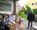 Bild: rfi
Das Ehepaar Helmi und Dieter Lauff (links) verbringt sein 50 Jahren ihren Urlaub in Tännesberg, dafür dankte ihnen Bürgermeister Ludwig Gürtler (rechts).