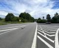 Bild: Petra Hartl
An der Verbindung zwischen B 14 und Dieselstraße (rechts) soll eine Ampelkreuzung entstehen. Damit würde die Einfahrt in den geplanten Autopark (links) erschlossen und die Straßenquerung für Fußgänger sicherer. Der Gehölzbestand (links im Bild) soll weitgehend erhalten bleiben, informierte Rainer Rubenbauer vom Ingenieurbüro UTA aus Amberg.